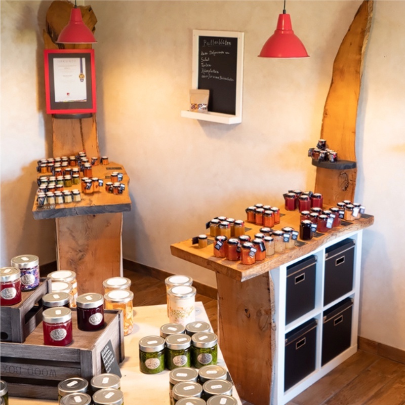 Lüneburger Heide Shopping im Hofladen der Chilli Manufaktur. Chilliprodukte auf Eichenholztischen